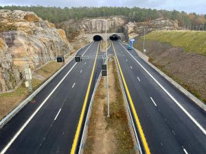 En vei som går inn til tunnelene