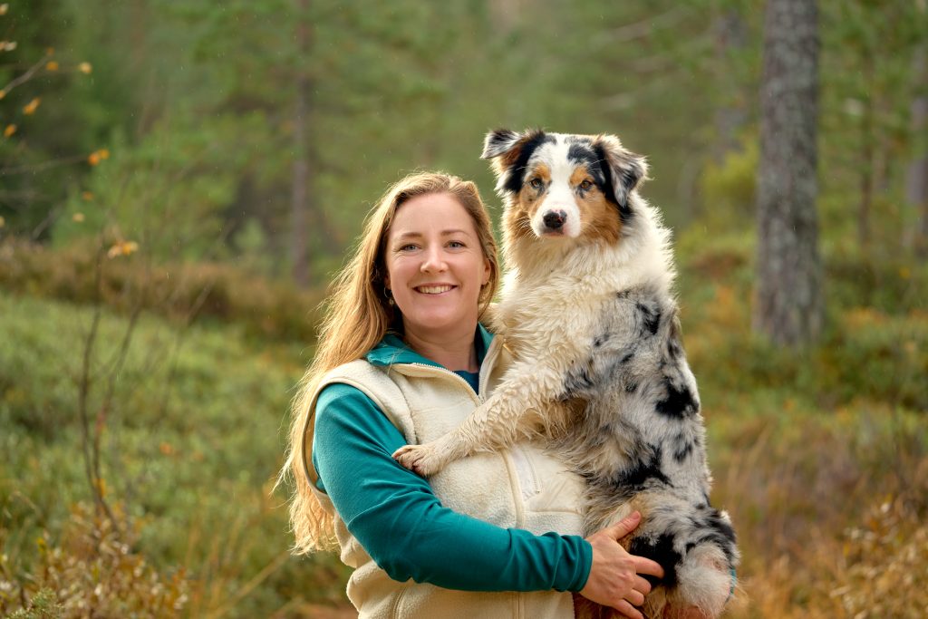 En kvinne med en hund