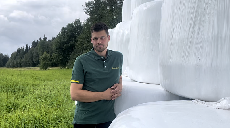 En mann står foran en plastball