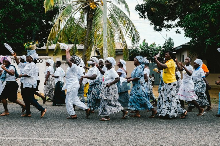 Folk i hvite forkler går i Ghana