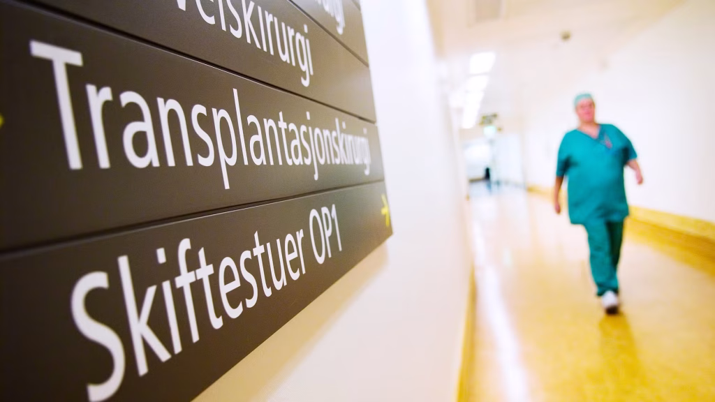 Et billde av noen skilt på et sykehus