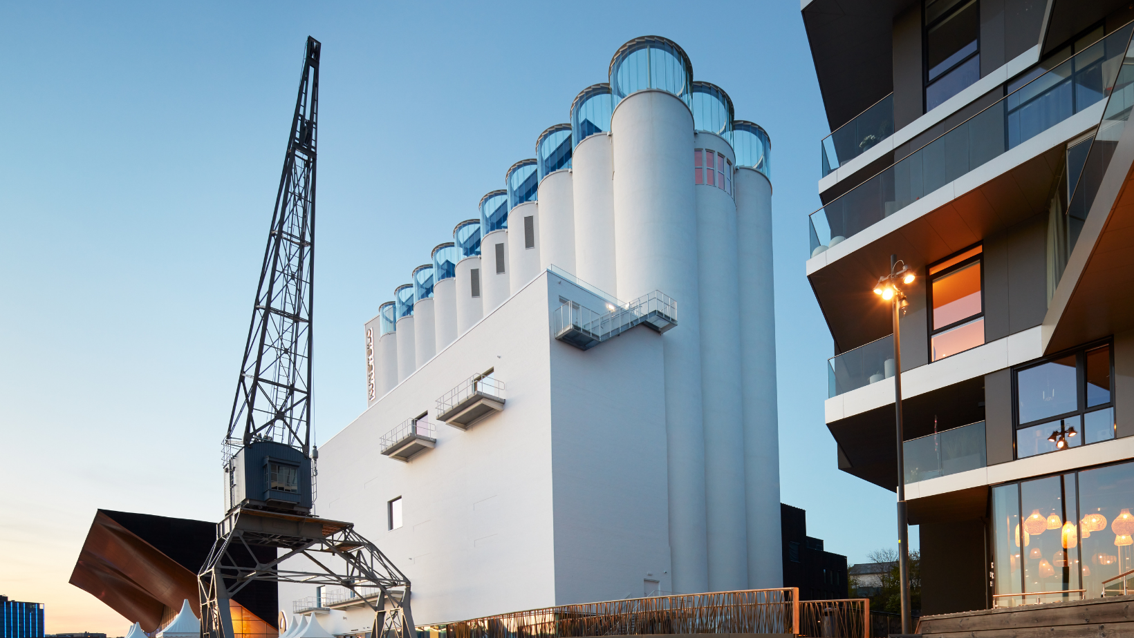 Kunstsilo ved en blå dag