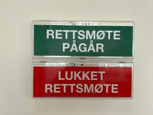Et skilt i grønn og rød farge