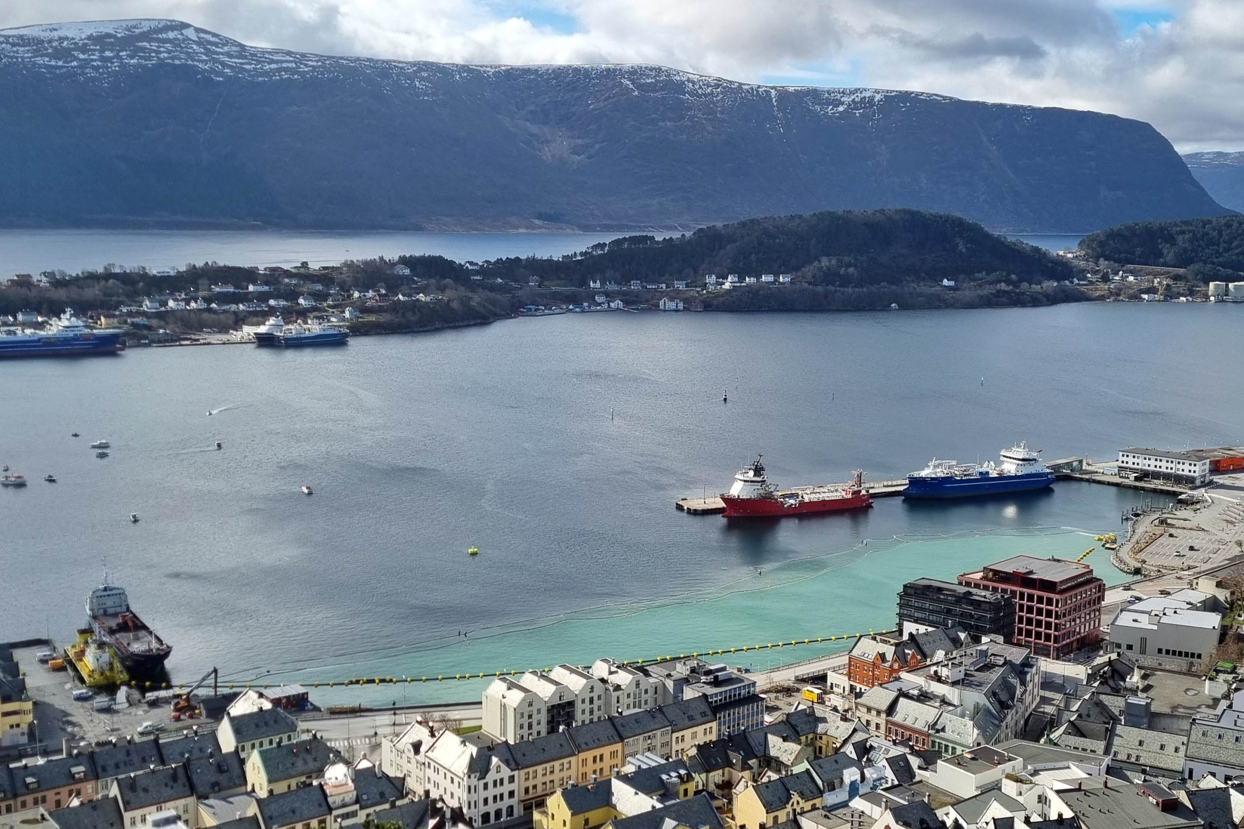 Utsikt over ei havn med båter