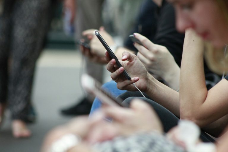 En person som holder i en telefon
