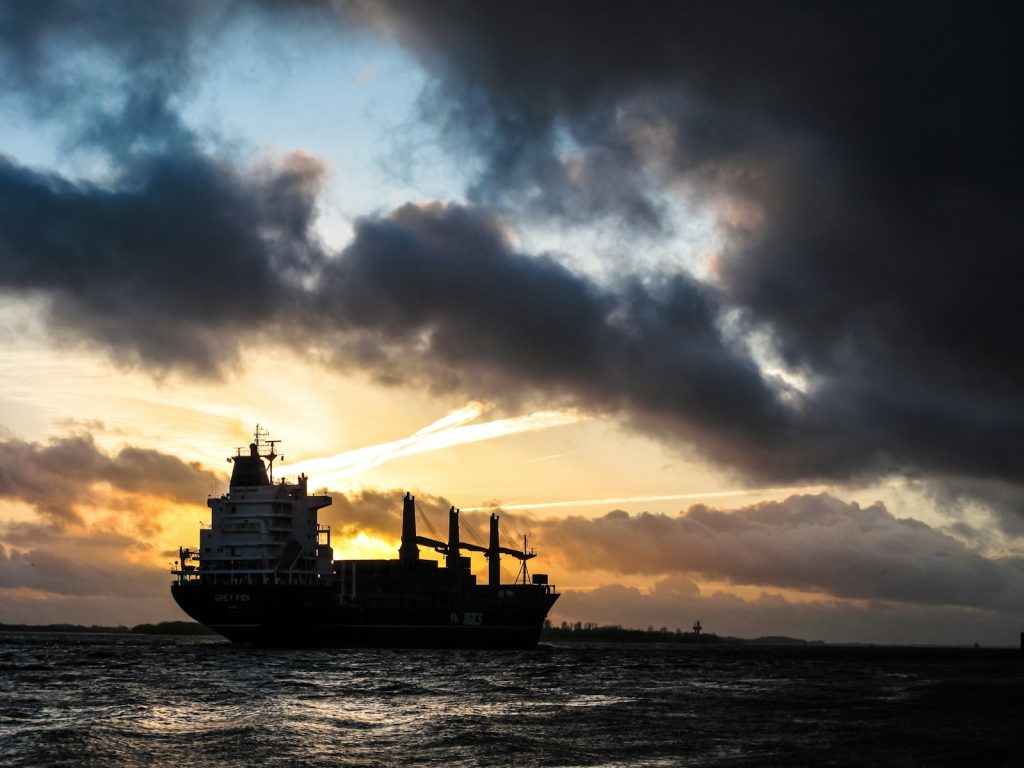 Skip i en solnedgang