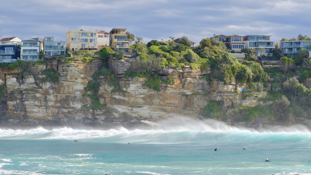 Flere bygninger langs den australske kysten.