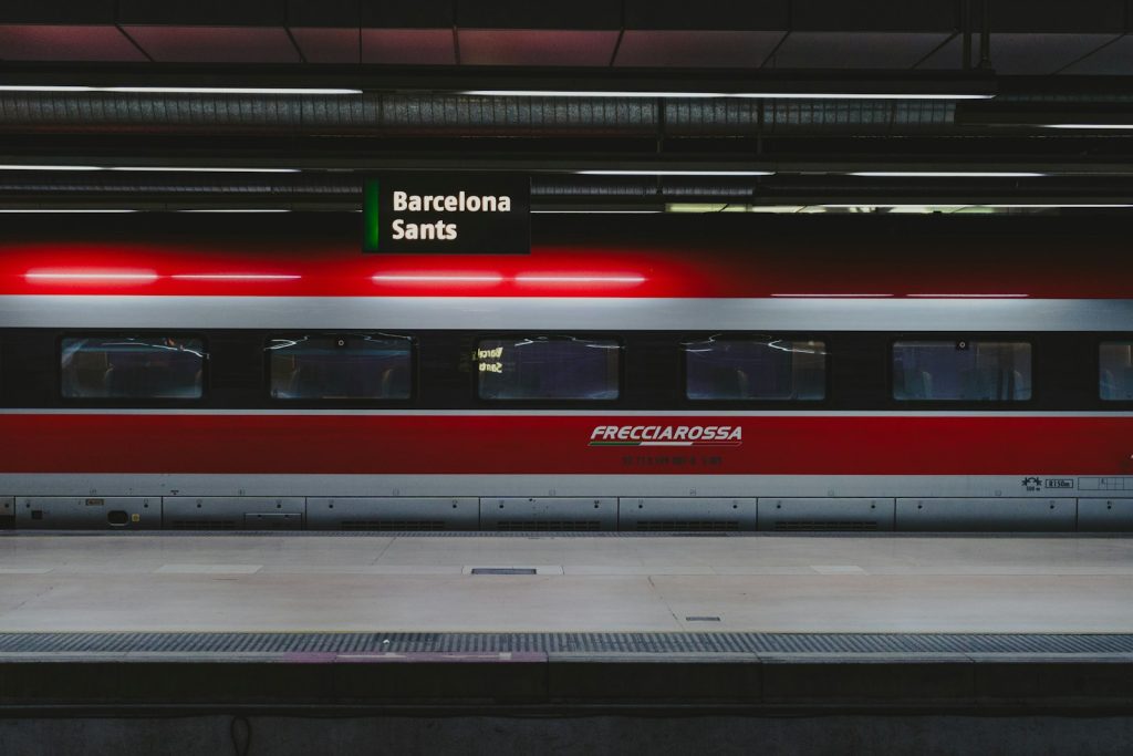 Et rødt tog som passerer forbi