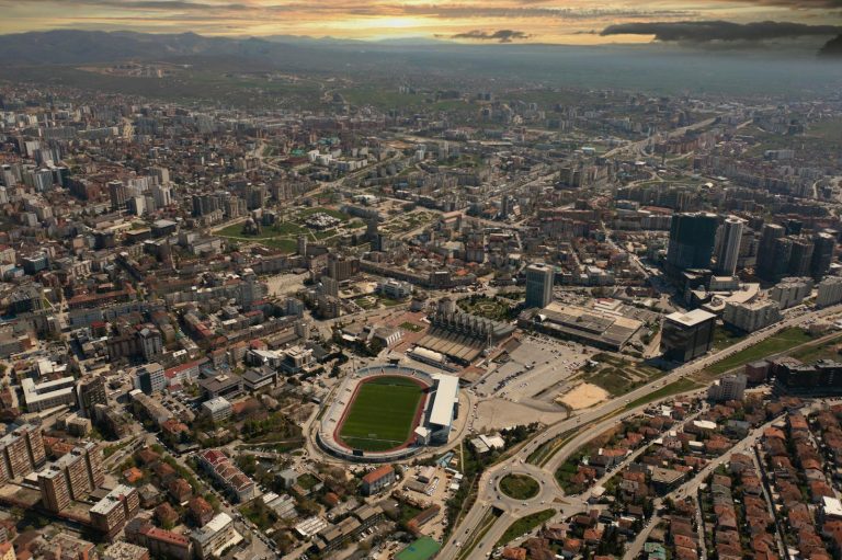 Dronebilde over hovedstaden i Kosovo. Hovedstaden er Kosovo