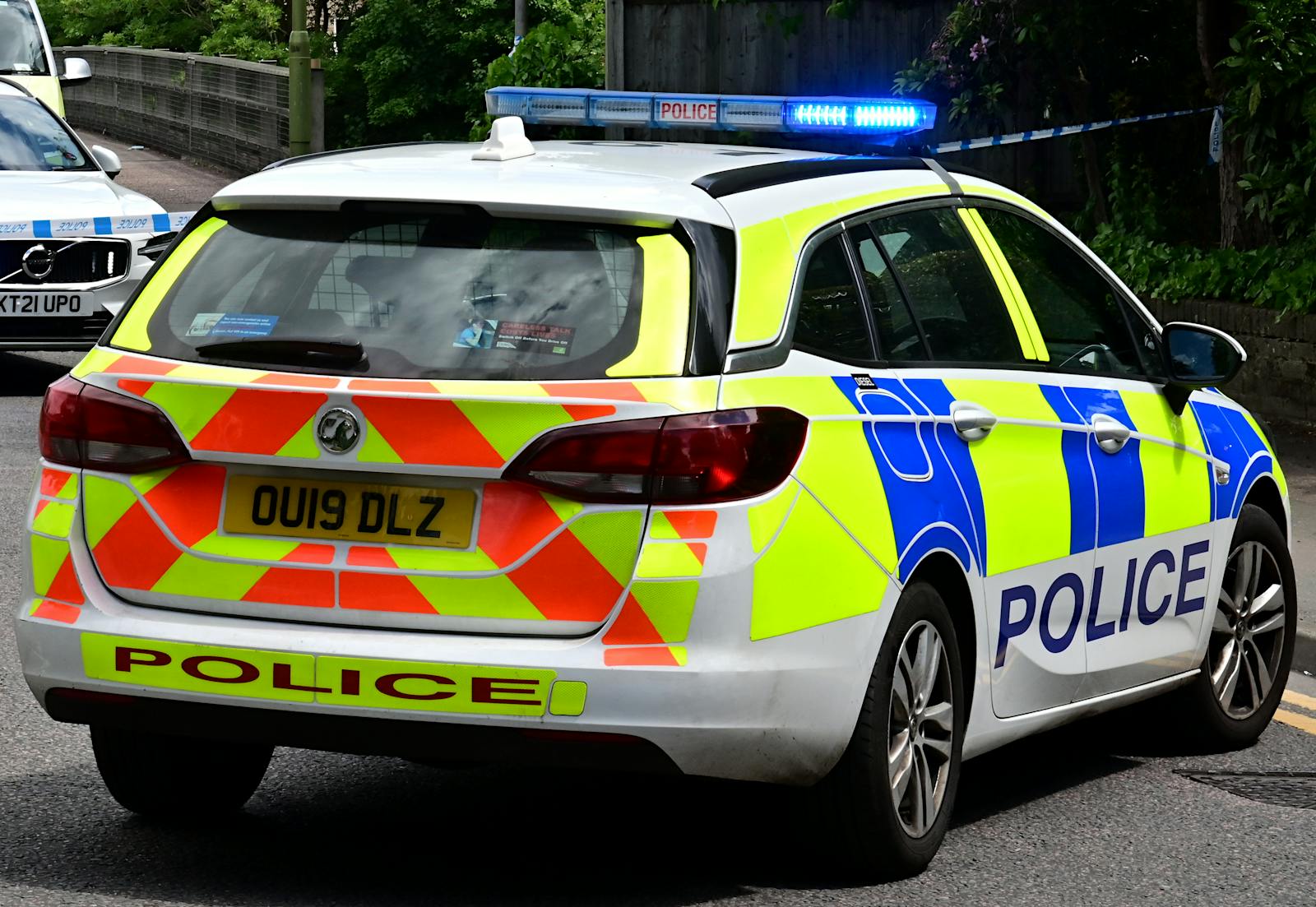 En britisk politi med gul og blå farger