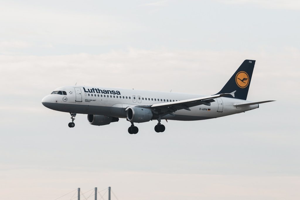 Et fly som flyr over en flyplass