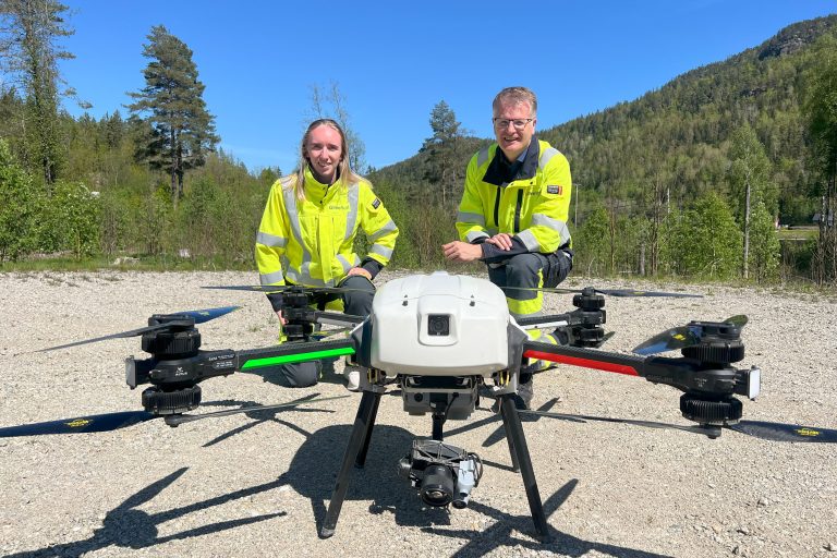 Droner som legges frem foran to gule jakker