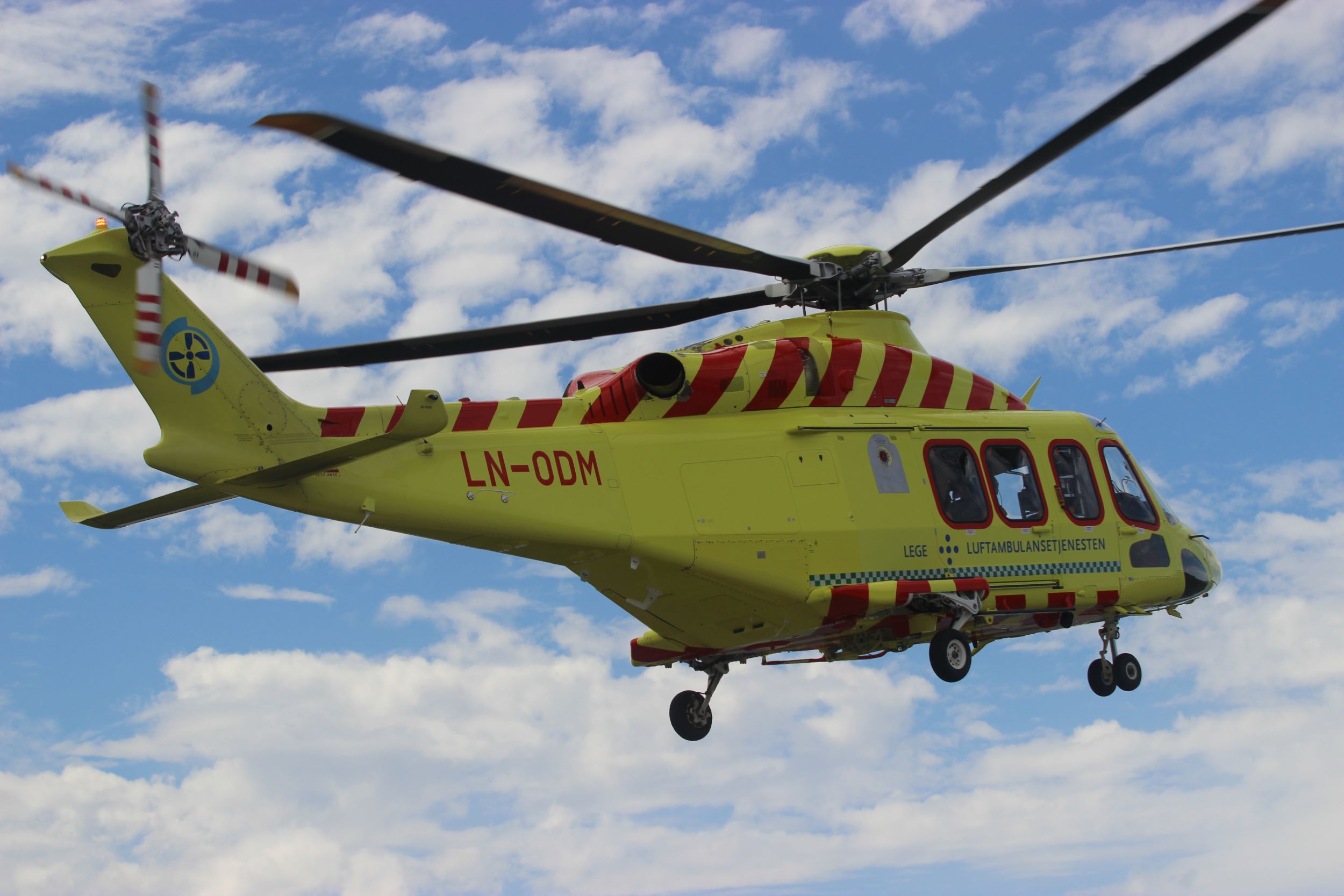 Et ambulansehelikopter som er gul og rød