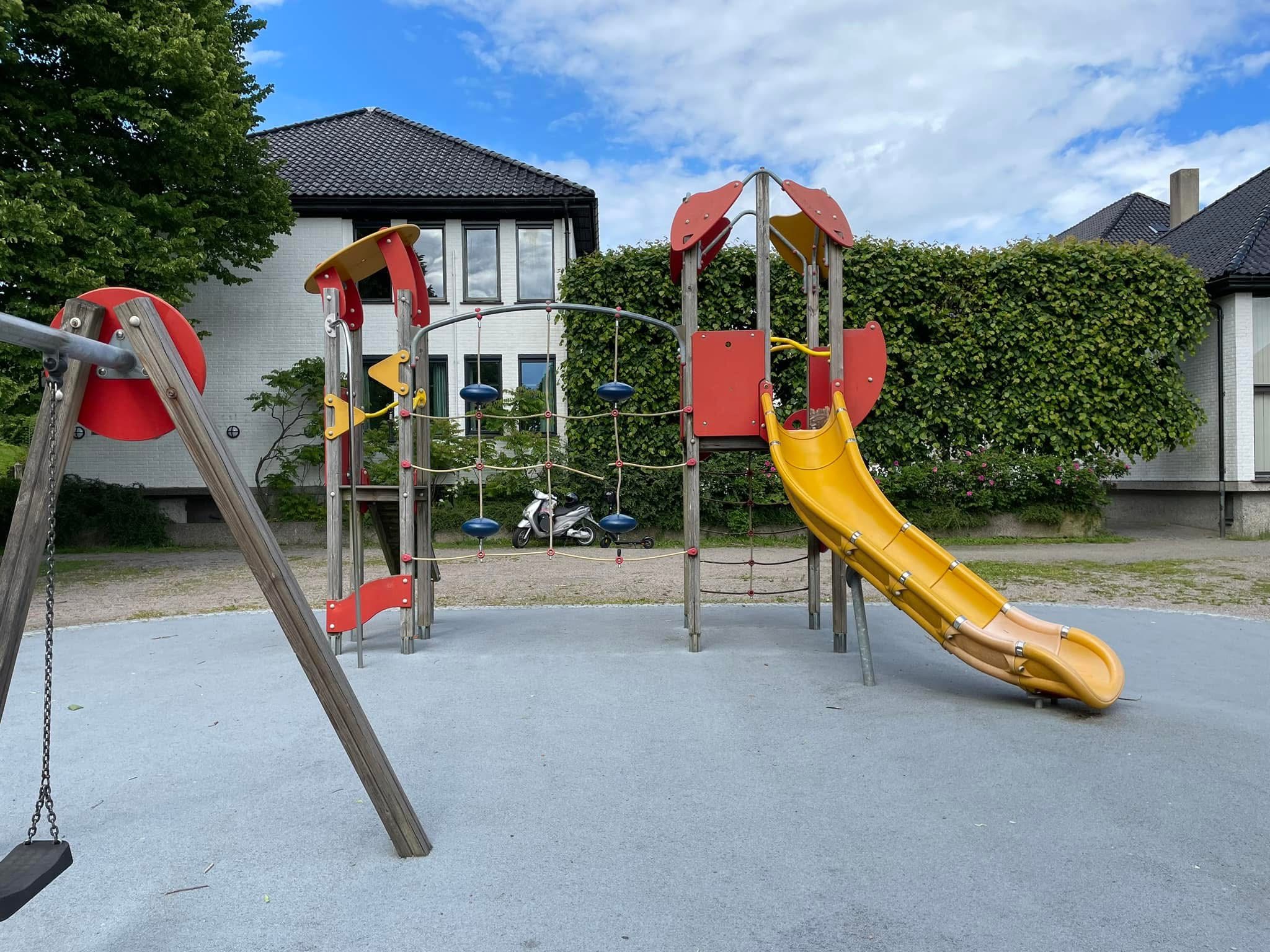 En lekeplass ved rådhuset i Lindesnes