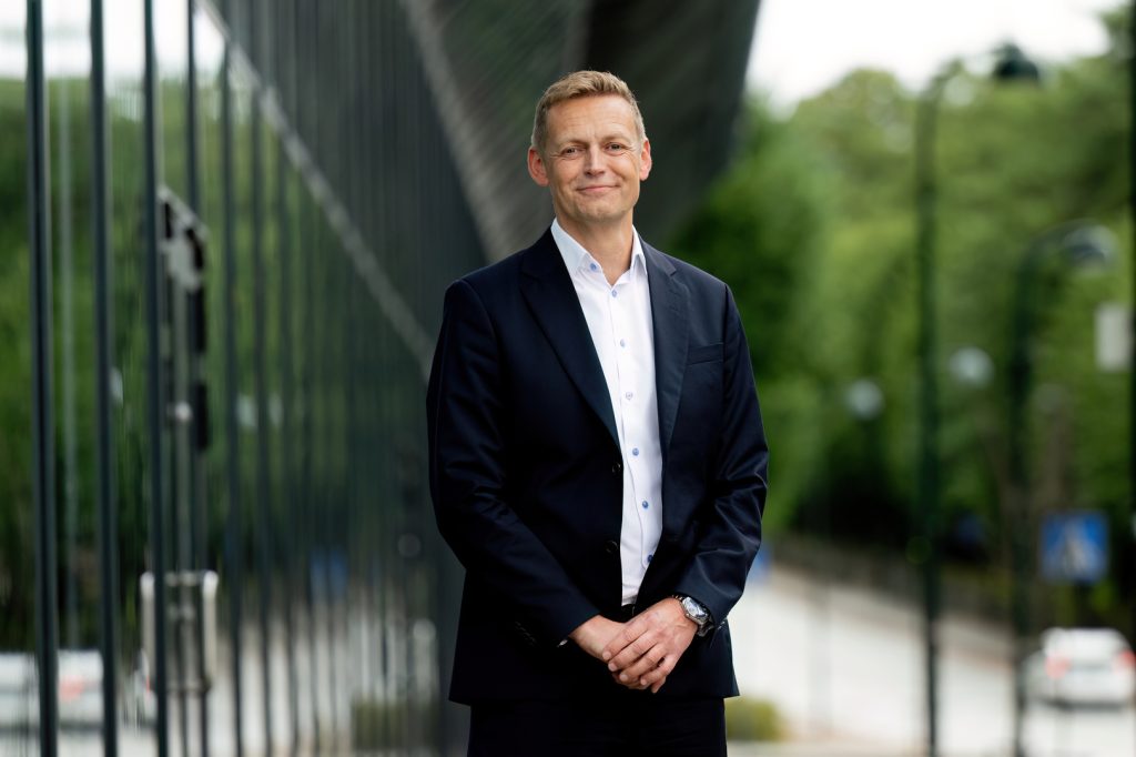 En mann smiler og er veldig glad.