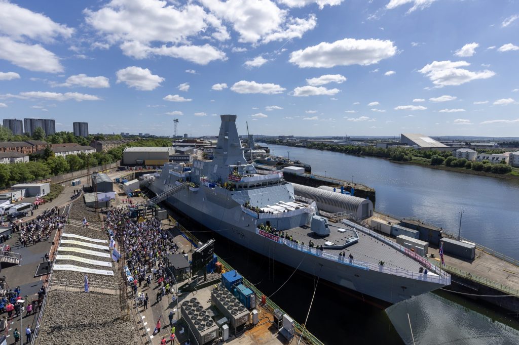 Et grått militærskip