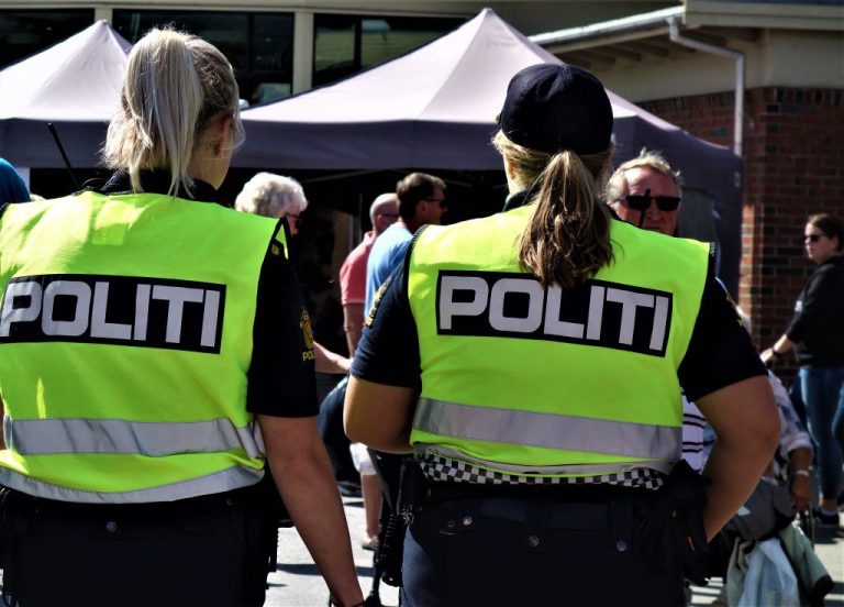 To politikvinner som er ute og spaserer