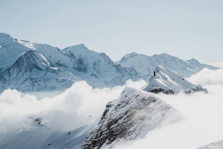 Et fjell av snø og høye daler