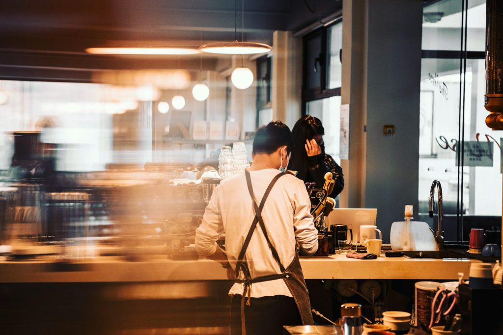 En man og en kvinne er på restaurant