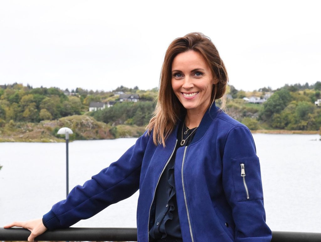 En kvinne som smiler