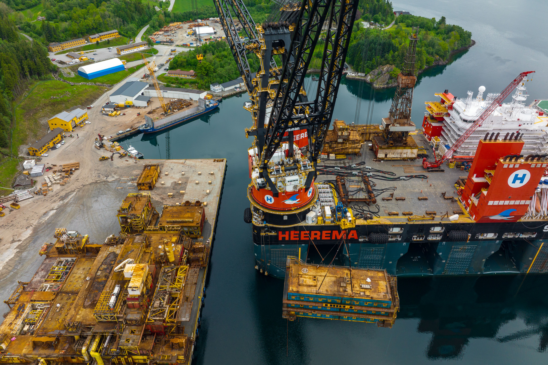 Flere personer som jobbber på en plattform