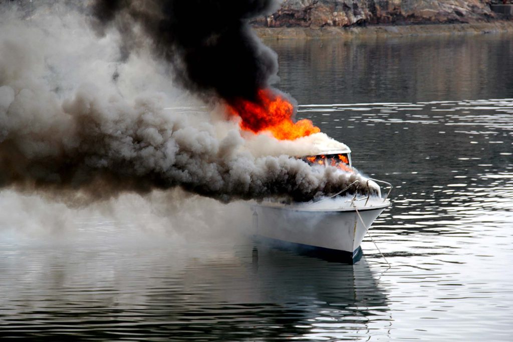 Båt som brenner