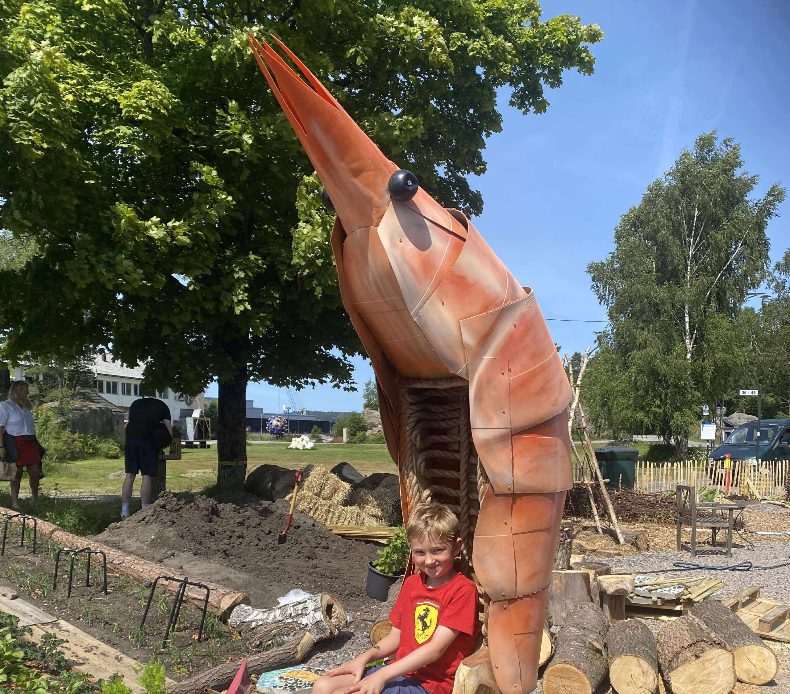 En liten gutt som sitter i en rekestol