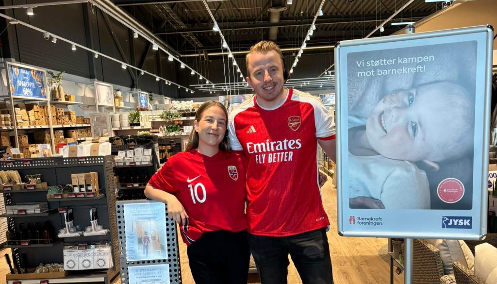 To personer i røde gensere