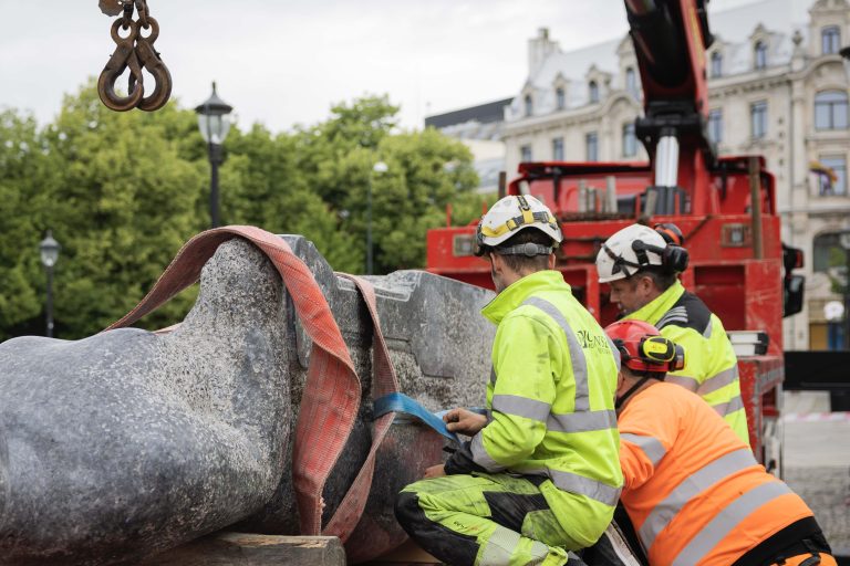 En statue som blir løftet