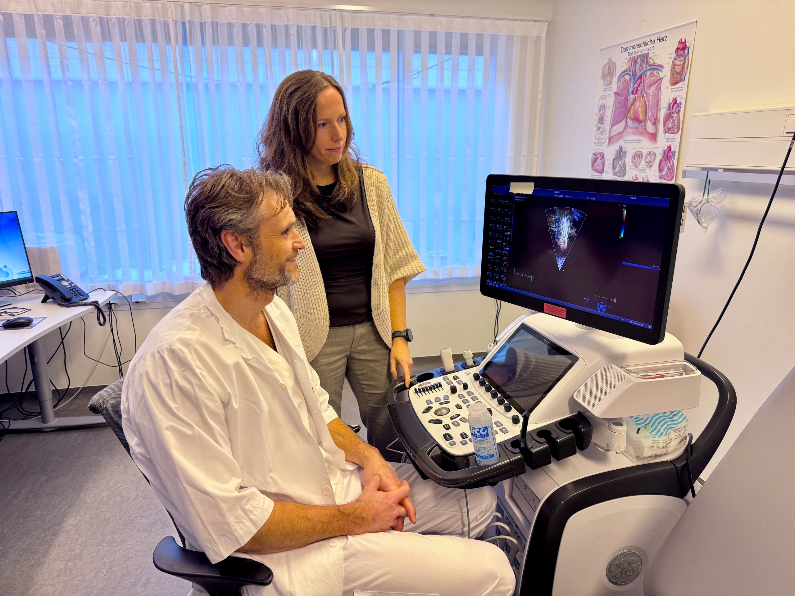 To kvinner som sitter og ser på.