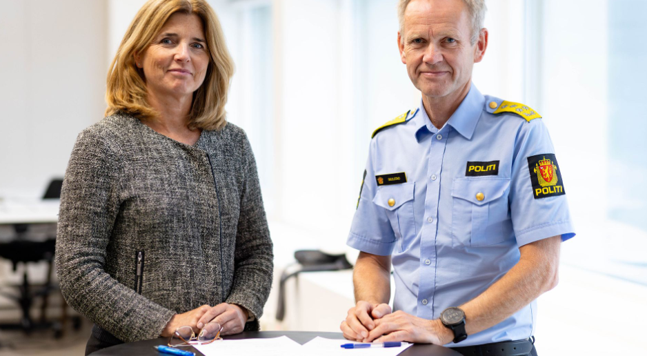 To mennesker som jobber mot økonomisk kriminalitet