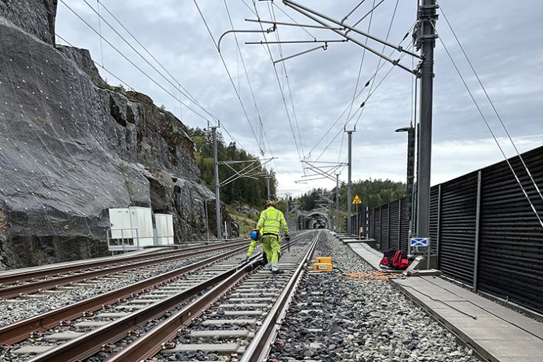 Flere folk jobber på banen