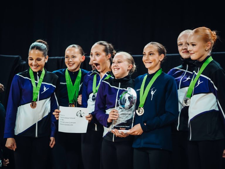 Flere jenter som er glade