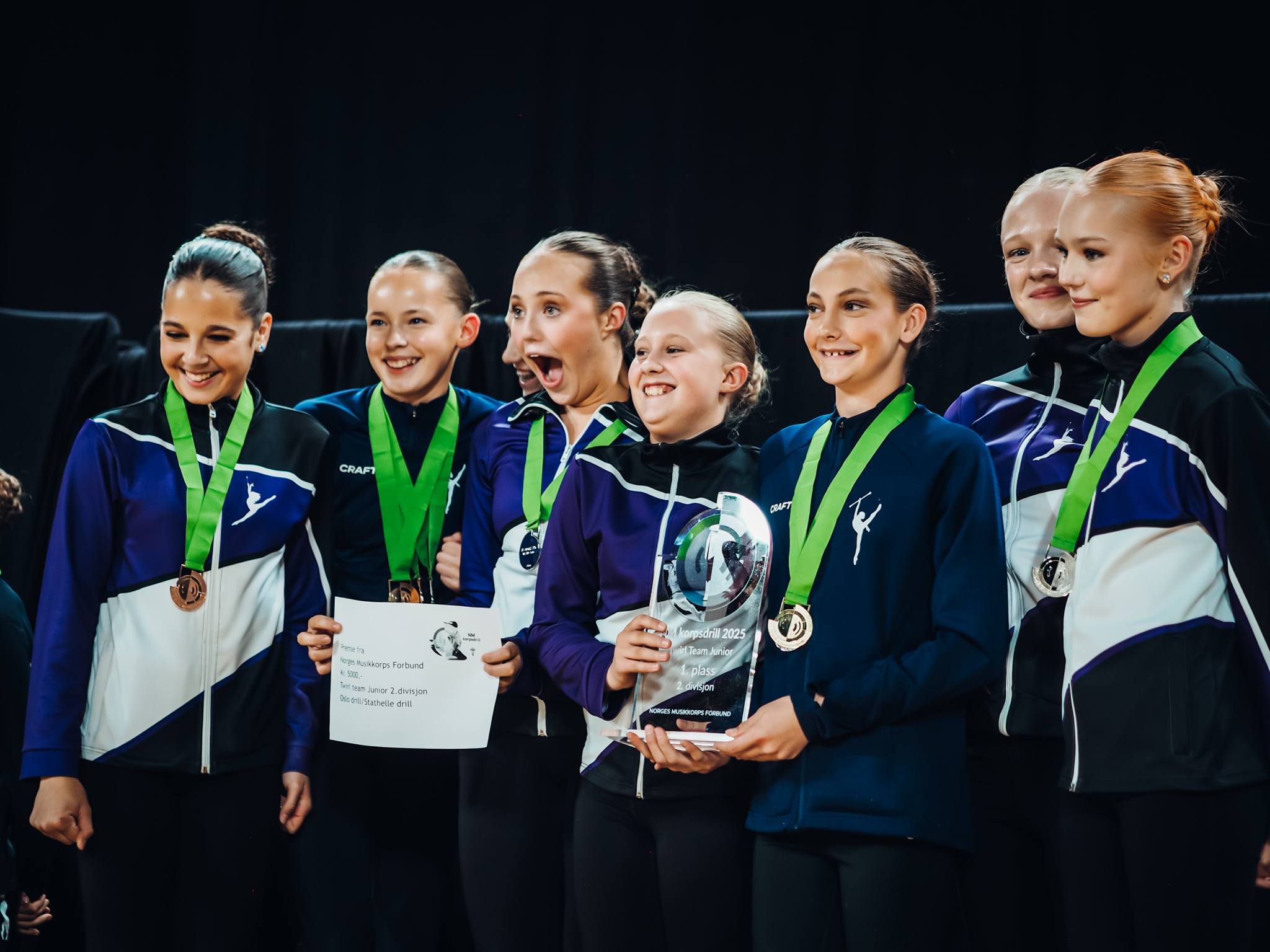 Flere jenter som er glade