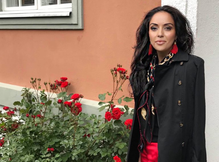 Stiftelsen Organdonasjon har ansatt Dana Manouchehri (41) som daglig leder. Hun har bred erfaring innen ledelse og kommunikasjon, blant annet som generalsekretær i LIM (Likestilling, Integrering og Mangfold), som politisk rådgiver og som kommunikasjonsansvarlig i en større kommune. Manouchehri har utdanning innen rettsvitenskap, sikkerhetsledelse og kulturforståelse samt arbeids- og velferdsledelse. Styreleder Nina Thorbjørnsen Roland er meget fornøyd med ansettelsen. – Dana Manouchehri vil styrke Stiftelsen Organdonasjon på viktige strategiske områder. Selv om et stort flertall i Norge er positive til organdonasjon, er det likevel mye som må gjøres for at denne velviljen omsettes i faktiske organdonasjoner. Vi er sikre på at Dana har de rette kvalitetene for denne jobben, sier Roland. Dana Manouchehri sier hun gleder seg til å starte i jobben. – Å ha jobbet med integrering og likestilling har handler om å gi mennesker en ny start i livet. Å jobbe med organdonasjon for meg handler om å gi nettopp livet en ny sjanse. Uansett stilling så finnes det få ting mer meningsfullt for meg enn å jobbe for andres muligheter – enten det gjelder å begynne et nytt liv eller å redde ett. Jeg er takknemlig for å få være en del av begge, sier Manouchehri.