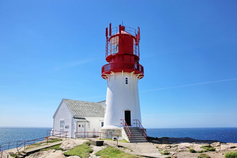 Fyr som lyser utover havet rødt