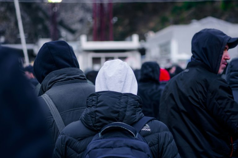 Flere mennesker i svarte jakker