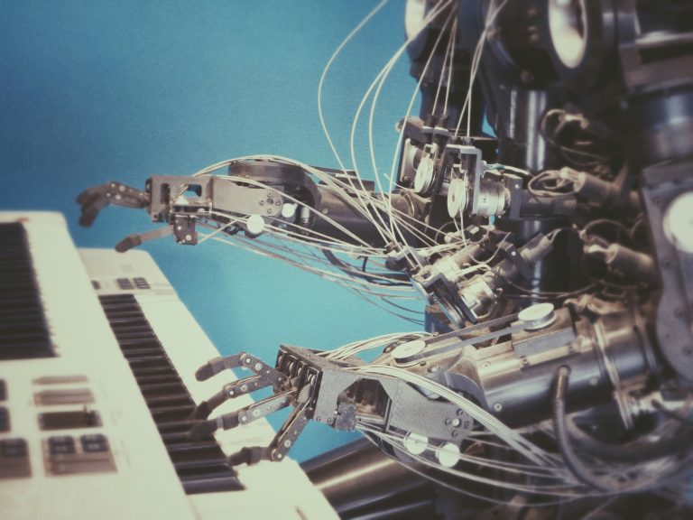 En robot som spiller piano