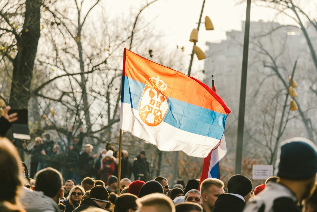 Flere demonstranter med et rødt flagg