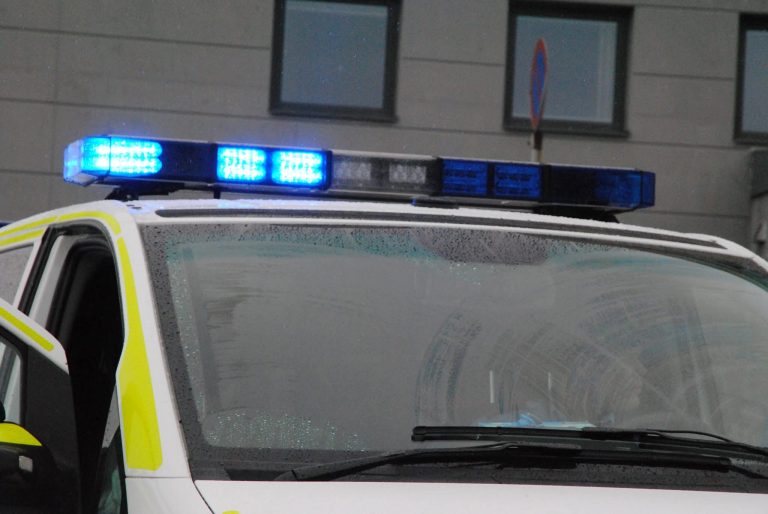 En politibil med sirene
