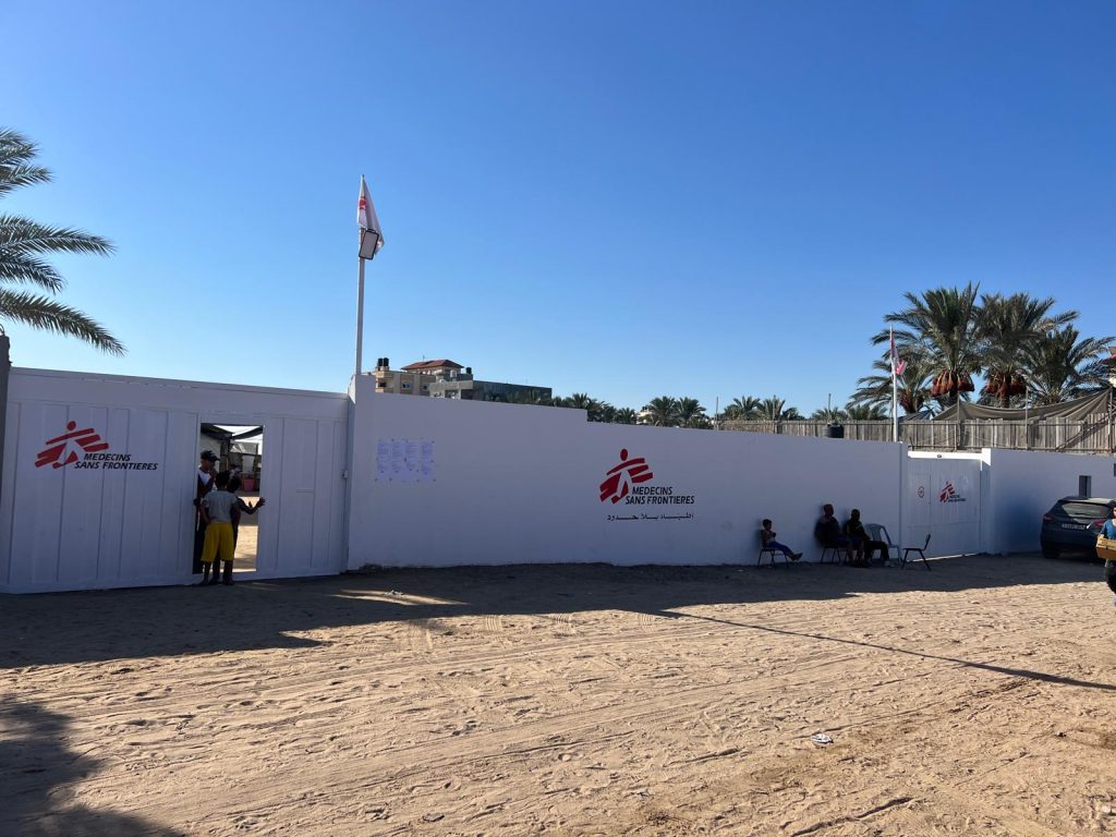 Et mur utenfor et sykehus i Gaza