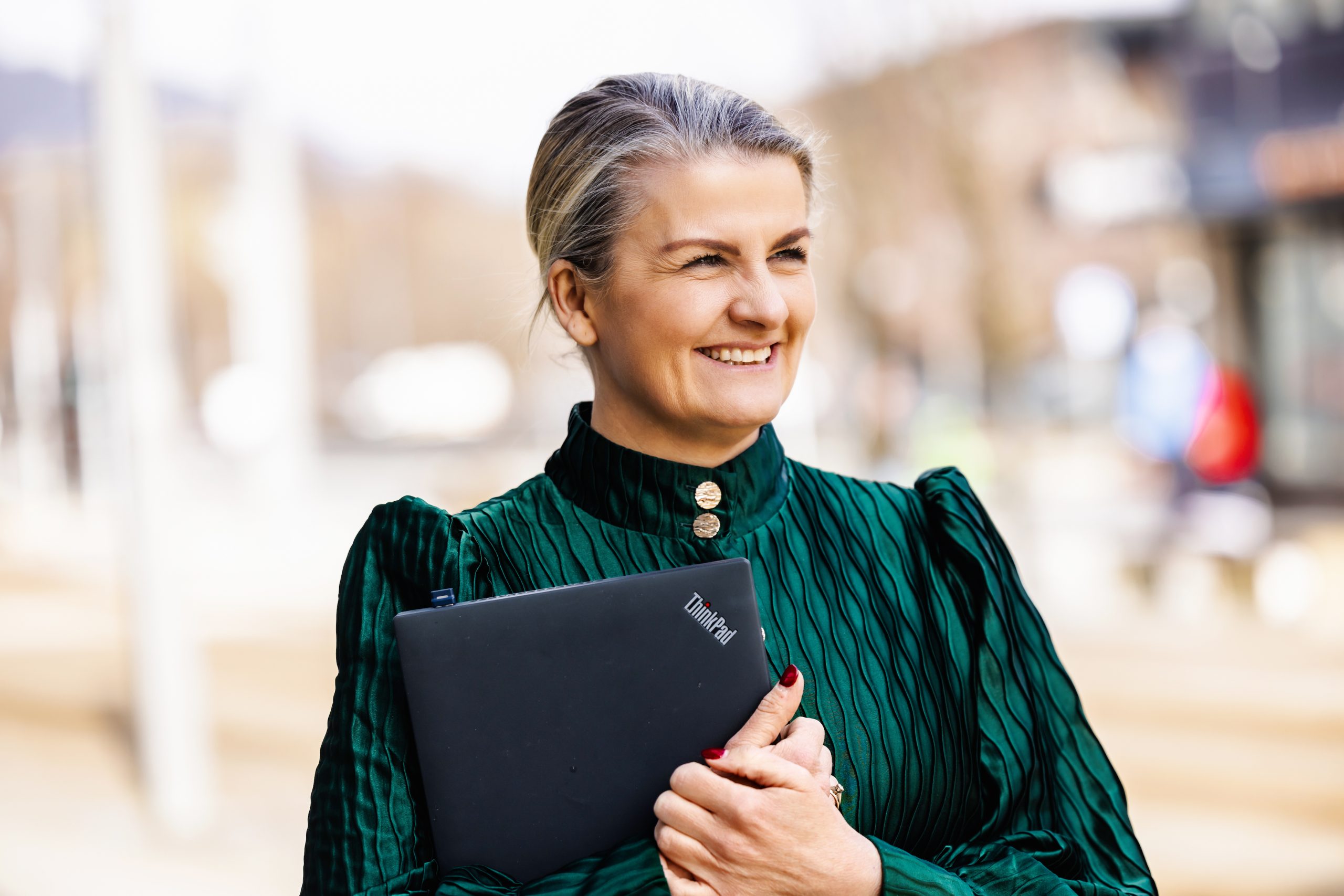 En kvinne som står og smiler