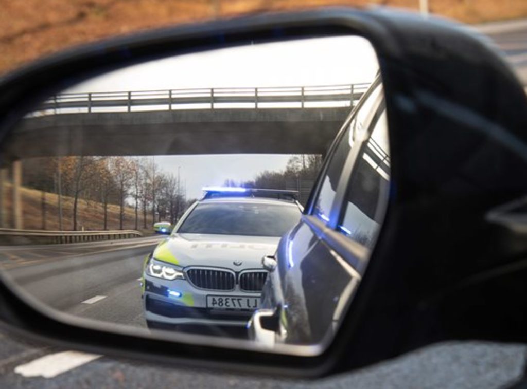 En sirene som viser på en politibil