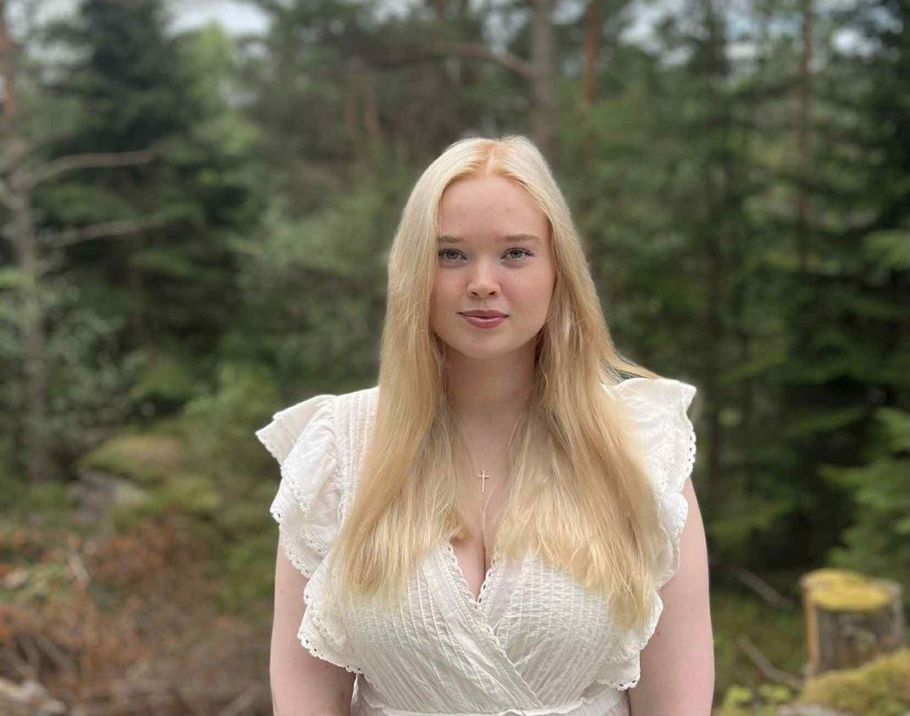 En kvinne som smiler