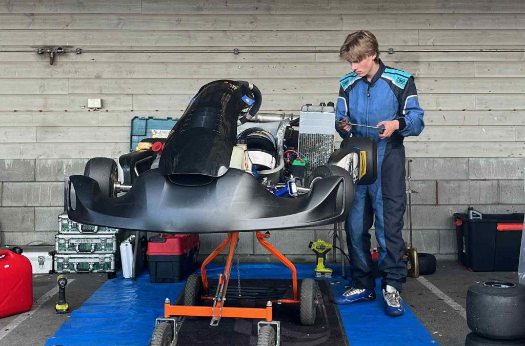 En mann som står og ser på karting