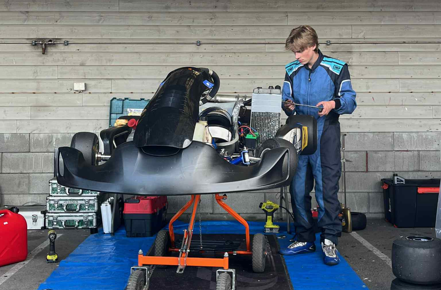 En mann som står og ser på karting