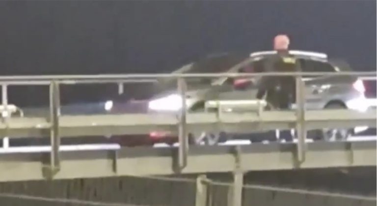 Politiet er på aksjon mot en bil