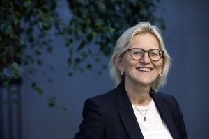 En kvinne som smiler