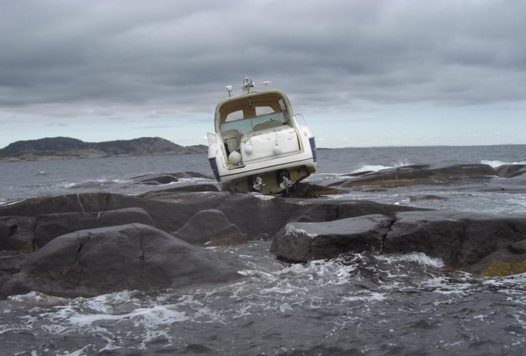 En båt som står på land