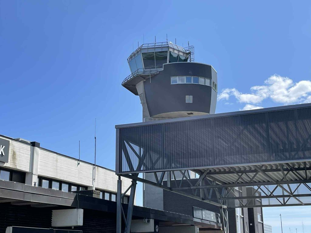Et stort tår som er på flyplassen